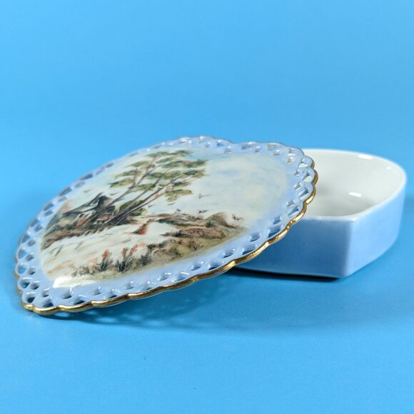 Heart shaped porcelain trinket box, hand painted pastoral scene on pierced lid - Picture 7 of 10